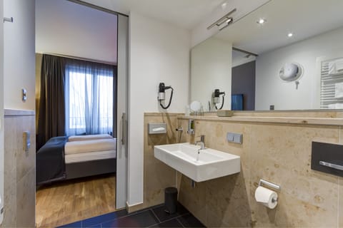 Standardzimmer | Bathroom | Shower, free toiletries, hair dryer, towels