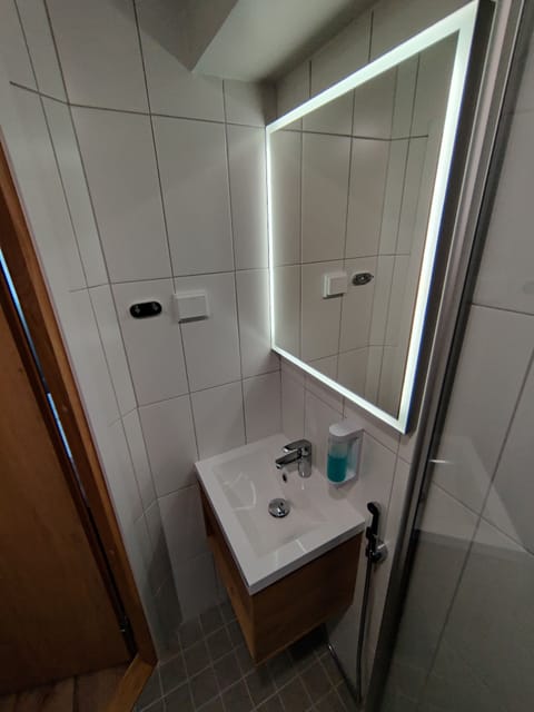 Basic Single Room | Bathroom | Shower, hair dryer, bidet, towels