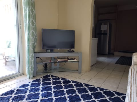 Deluxe Apartment, 1 Queen Bed with Sofa bed, Harbor View, Slope side, Apt#2 | Living area | 40-inch flat-screen TV with cable channels, Smart TV, Netflix