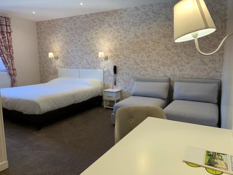 Desk, soundproofing, free WiFi, bed sheets