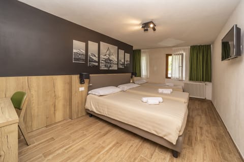 Triple Room | In-room safe, desk, cribs/infant beds, free WiFi