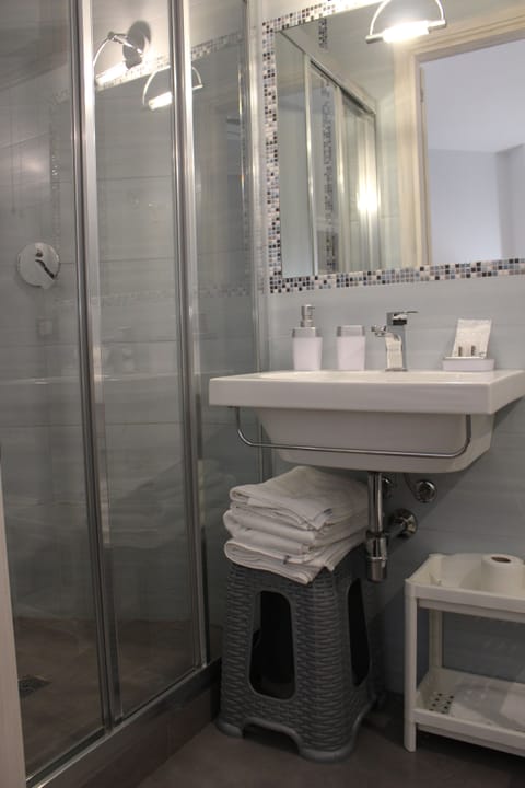 Quadruple Room, Sea View | Bathroom | Shower, rainfall showerhead, designer toiletries, hair dryer