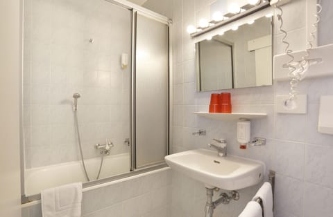 Quadruple Room | Bathroom | Free toiletries, hair dryer, towels