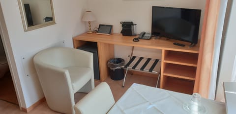 Hypo-allergenic bedding, laptop workspace, free WiFi, bed sheets