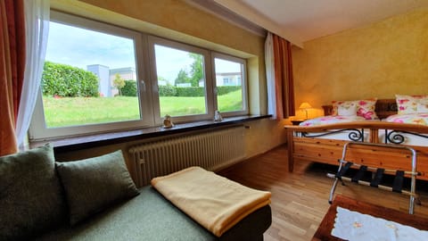 Classic Suite | Hypo-allergenic bedding, laptop workspace, free WiFi, bed sheets