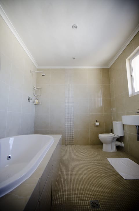 7 King Suite with Private Balcony | Bathroom shower