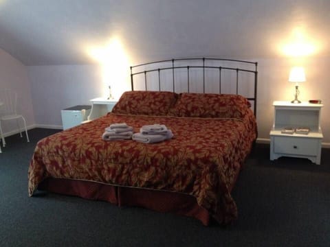 Deluxe Room, 1 King Bed, Non Smoking | Free WiFi, bed sheets