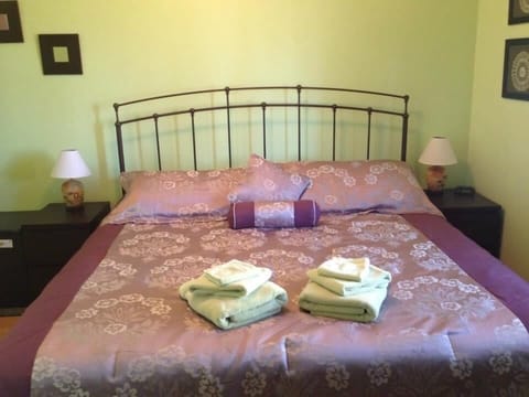 Deluxe Room, 1 King Bed, Non Smoking | Free WiFi, bed sheets