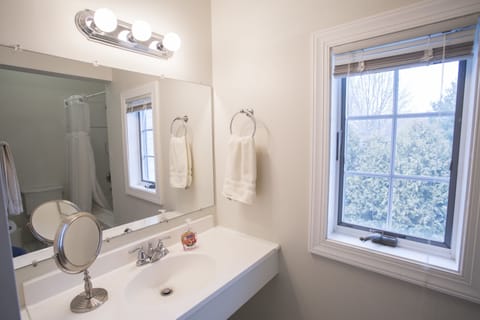 Burgundy Room | Bathroom | Combined shower/tub, deep soaking tub, free toiletries, hair dryer