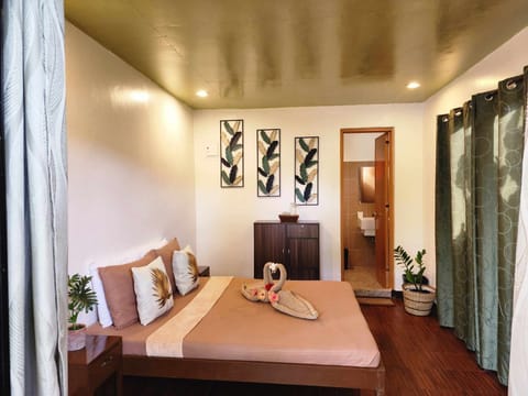 Deluxe Room, 1 Queen Bed, Garden View | 1 bedroom, individually decorated, individually furnished