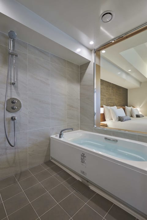 Junior Suite | Bathroom | Separate tub and shower, deep soaking tub, rainfall showerhead