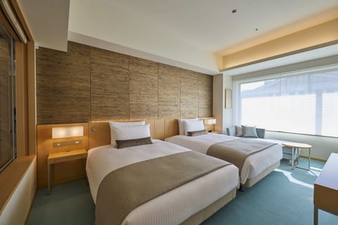 Seasonal Suite Summer, Non Smoking | Hypo-allergenic bedding, free minibar, in-room safe, desk