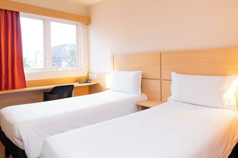 Standard Twin Room, 2 Twin Beds | Hypo-allergenic bedding, minibar, in-room safe, desk