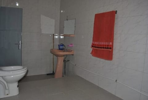 Quadruple Room | Bathroom | Shower, rainfall showerhead, towels, soap