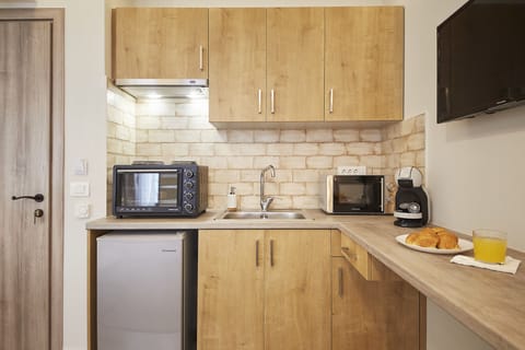 Studio (3 adults, 3rd floor) | Private kitchenette | Fridge, microwave, oven, stovetop