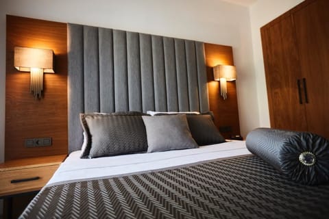1 bedroom, Egyptian cotton sheets, premium bedding, memory foam beds