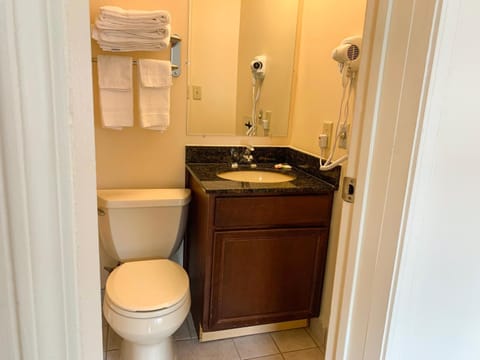 Combined shower/tub, free toiletries, towels