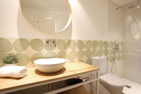 Twin Room, Terrace | Bathroom | Shower, free toiletries, hair dryer, towels