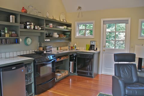 Cottage | Private kitchen | Shared fridge, microwave, coffee/tea maker