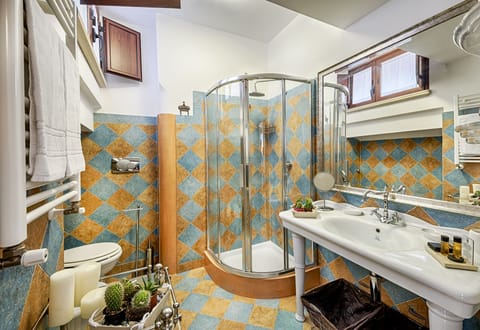 Luxury Suite, City View (Suite Umberto) | Bathroom | Shower, rainfall showerhead, hair dryer, bidet