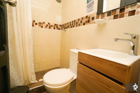 Double Room, 1 Double Bed (Air Conditioning) | Bathroom | Free toiletries, towels, toilet paper