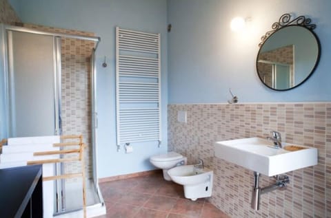 Double Room, 1 Queen Bed | Bathroom | Free toiletries, bidet