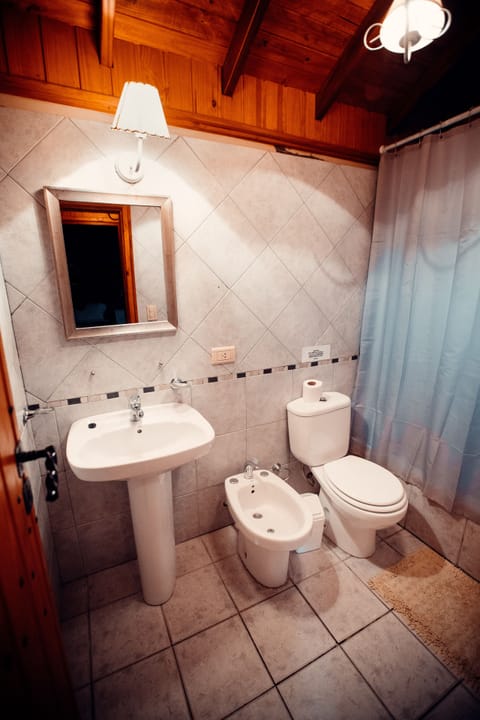 Standard Cabin | Bathroom | Rainfall showerhead, free toiletries, hair dryer, bidet