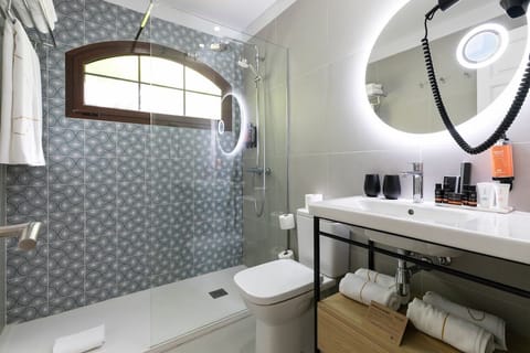 Combined shower/tub, hair dryer, towels