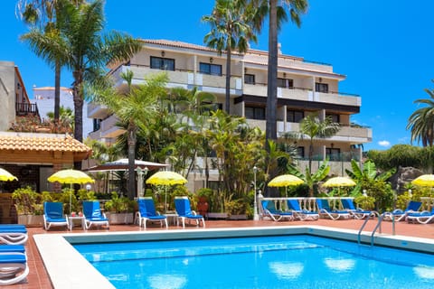 Outdoor pool, pool umbrellas, sun loungers