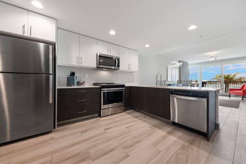 Suite, 2 Bedrooms ADA, Bay View | Private kitchen | Full-size fridge, microwave, oven, stovetop