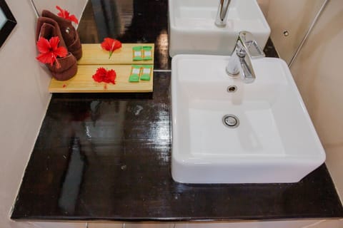 Queen Room with Pool View | Bathroom | Shower, rainfall showerhead, hair dryer, towels