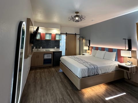 Superior Room, 1 King Bed, Non Smoking (Upgrade) | Desk, laptop workspace, blackout drapes, iron/ironing board