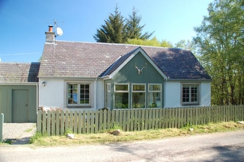 Front of the cottage. The other side has the views to the garden and Loch.