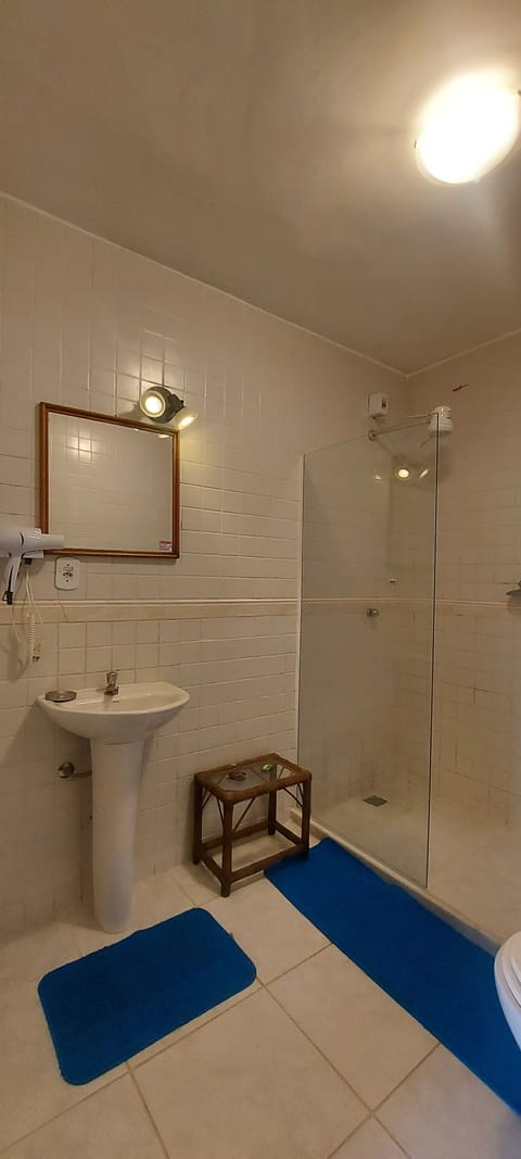 Standard Twin Room, 1 Double Bed, Bay View | Bathroom | Shower, hair dryer, bathrobes, towels