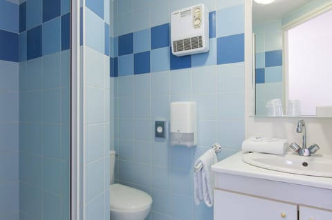 Standard Single Non Smoking | Bathroom | Combined shower/tub, eco-friendly toiletries, hair dryer, towels