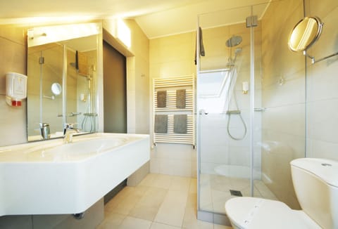 Quadruple Room | Bathroom | Shower, rainfall showerhead, hair dryer, towels