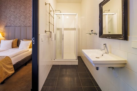 Deluxe Double Room | Bathroom shower