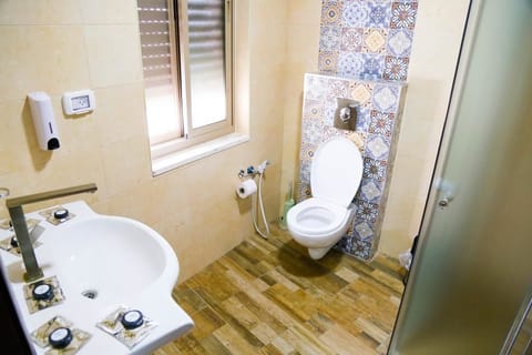 Single Room | Bathroom | Shower, free toiletries, slippers, bidet