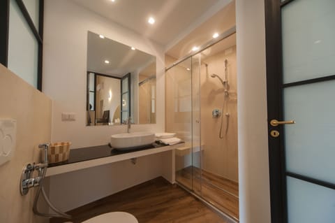 Standard Double Room | Bathroom | Shower, bidet, towels