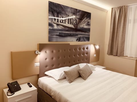 Classic Double or Twin Room | Desk, laptop workspace, blackout drapes, soundproofing