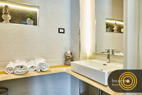 Deluxe Room | Bathroom | Shower, hydromassage showerhead, free toiletries, hair dryer