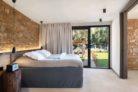 Junior Suite, Courtyard View (Outdoor Jetted Tub) | Hypo-allergenic bedding, down comforters, memory foam beds, minibar