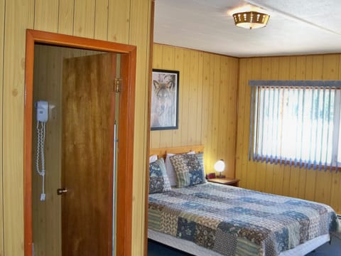 Standard Room, 1 Queen Bed, Non Smoking, Mountain View | Free WiFi, wheelchair access