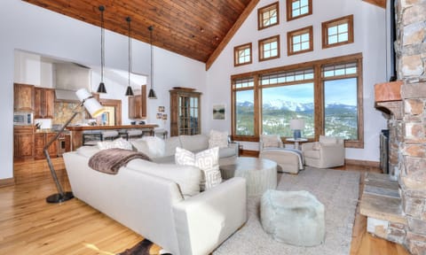 Luxury Suite 6C, Living Room, 8