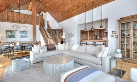 Luxury Suite 6C, Living Room, 7