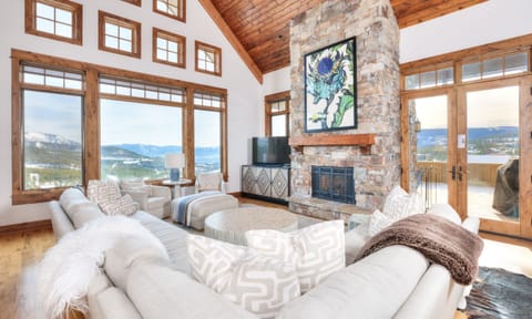 Luxury Suite 6C, Living Room, 1