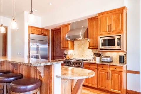 Well equipped kitchen with high-end appliances 