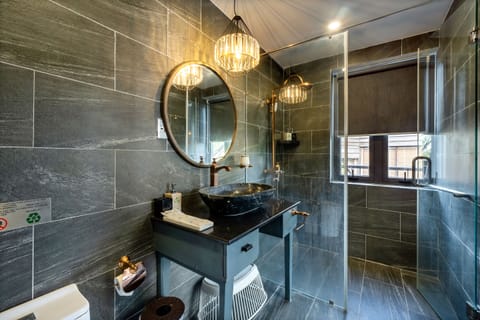 Standard Room, 1 King Bed, Garden View | Bathroom | Shower, rainfall showerhead, free toiletries, hair dryer