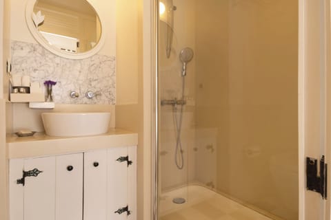 Classic Room | Bathroom | Separate tub and shower, free toiletries, hair dryer, slippers