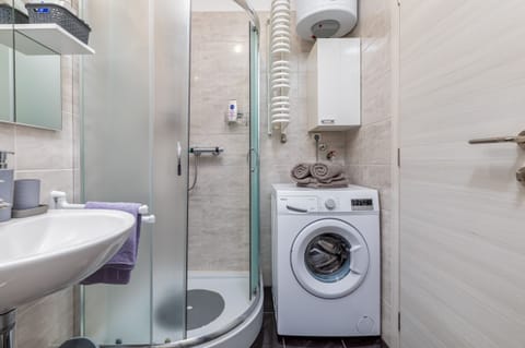 Apartment, 2 Bedrooms, Terrace (A1) | Bathroom | Shower, free toiletries, hair dryer, towels